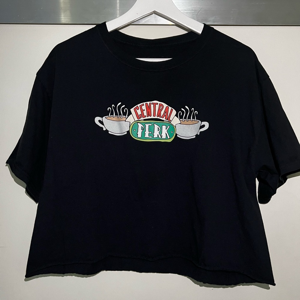 Cropped Friends printed shirt